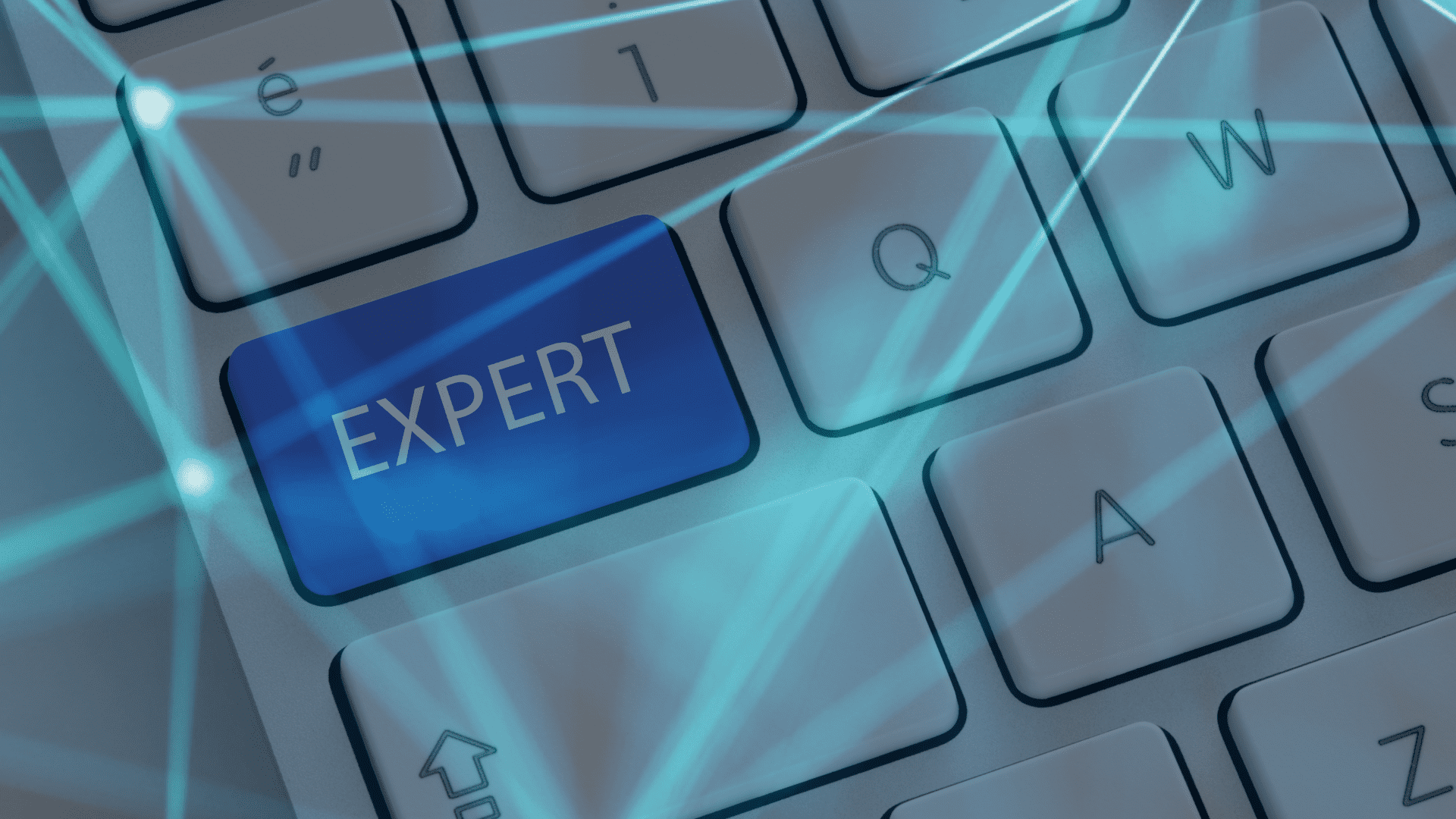 Computertastatur mit einer blauen Taste "Expert", da spätestens im letzten Schritt IT Experten zur Verbesserung der IT Infrastruktur zu Rate gezogen werden sollten.